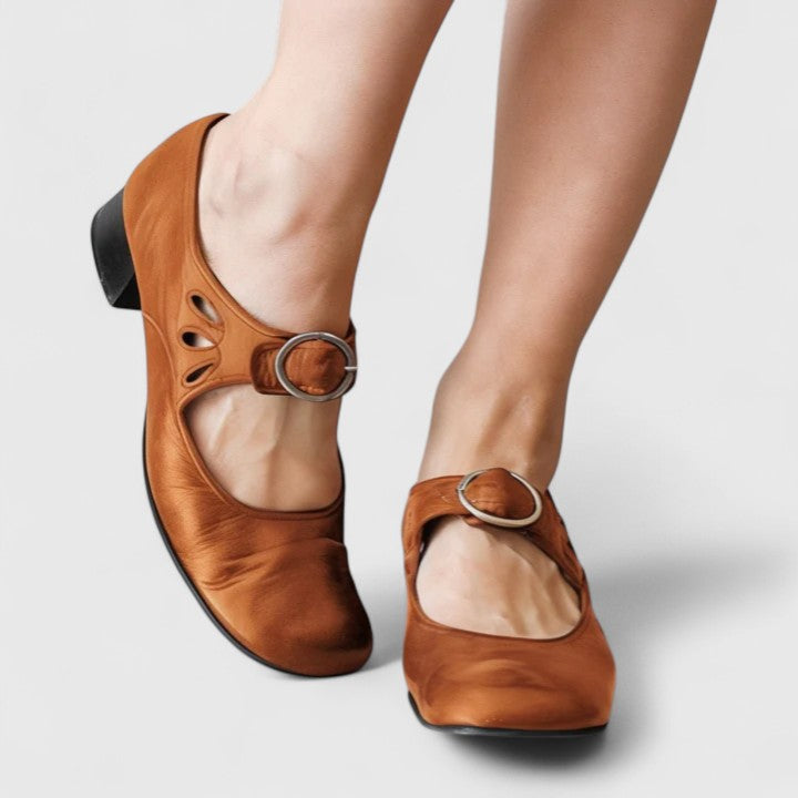 LÉA | RETRO MARY JANES WITH ROUND BUCKLE